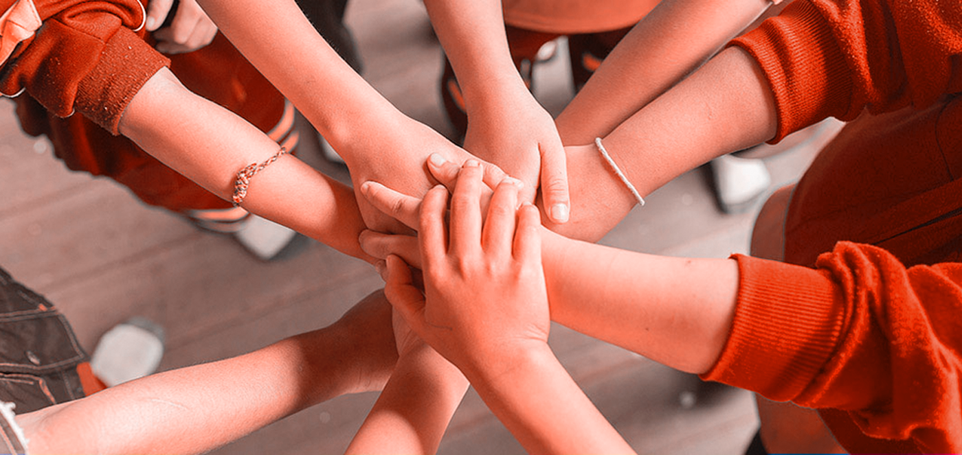 Manos de niños trabajando en equipo,