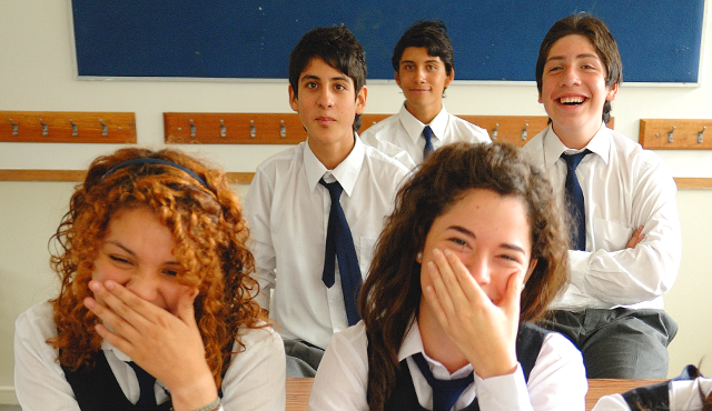 Fotografía de estudiantes de educación media sonriendo a la cámara