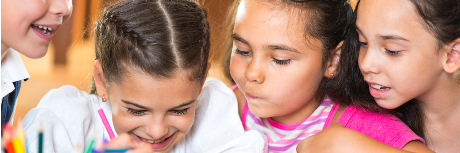 Imagen de niños coloreando