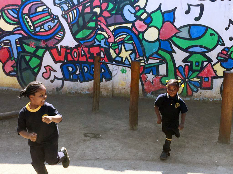 Fiestas Patrias en diversidad Estudiantes haitianas jugando en el patio de su escuela.