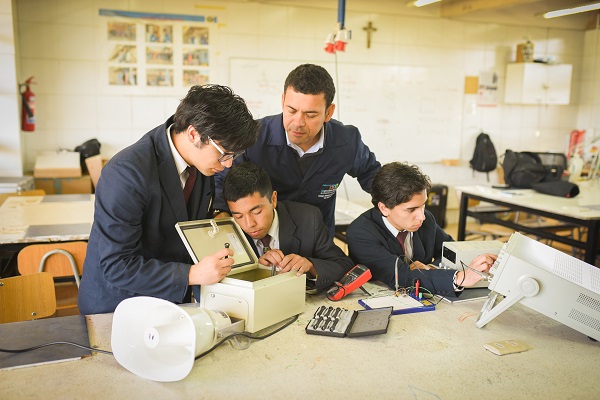 Claudio Sáez, profesor del Liceo Industrial Las Nieves El docente junto a sus estudiantes de 4° medio.