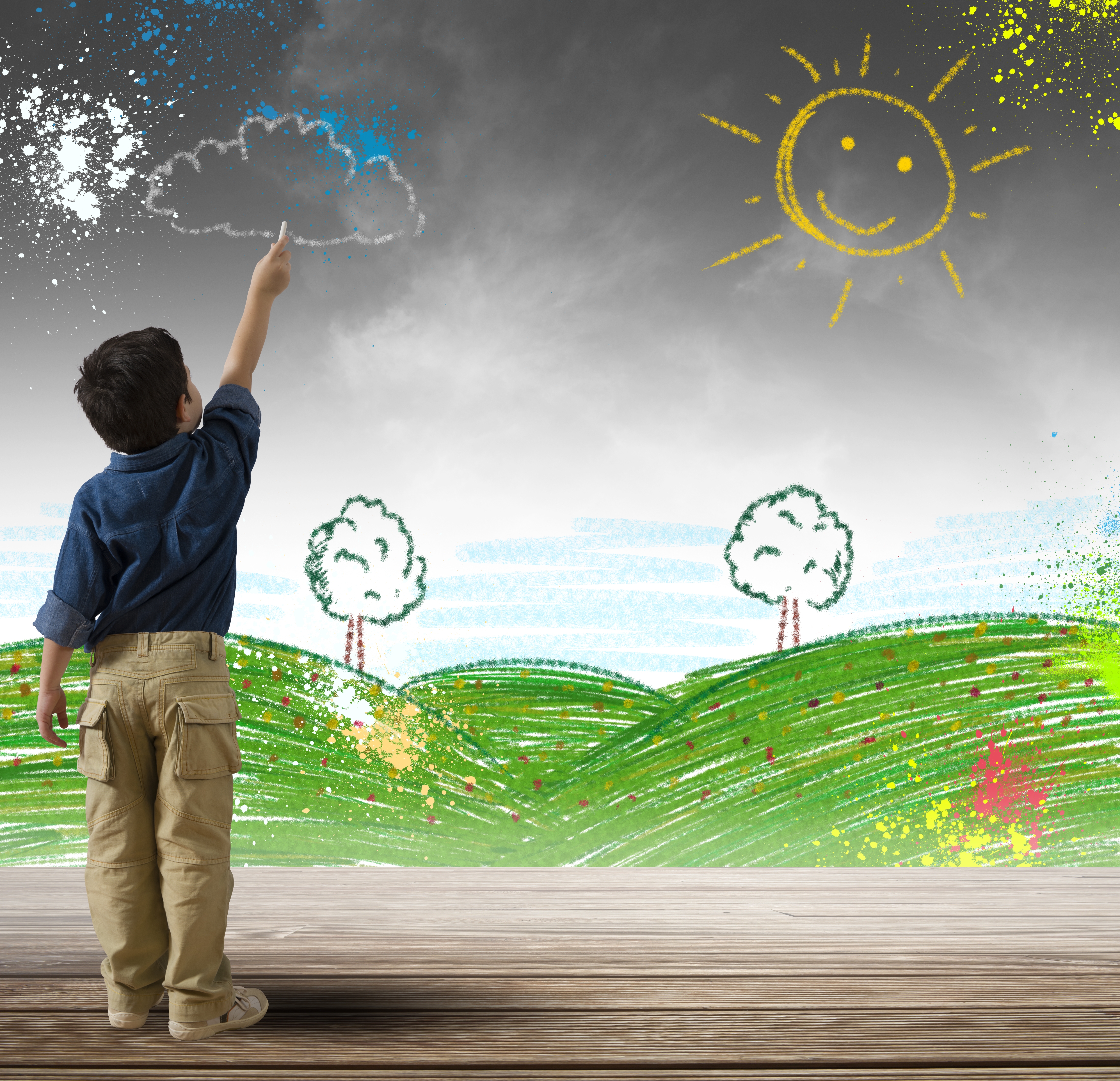 La imagen muestra a un niño dibujando un paisaje