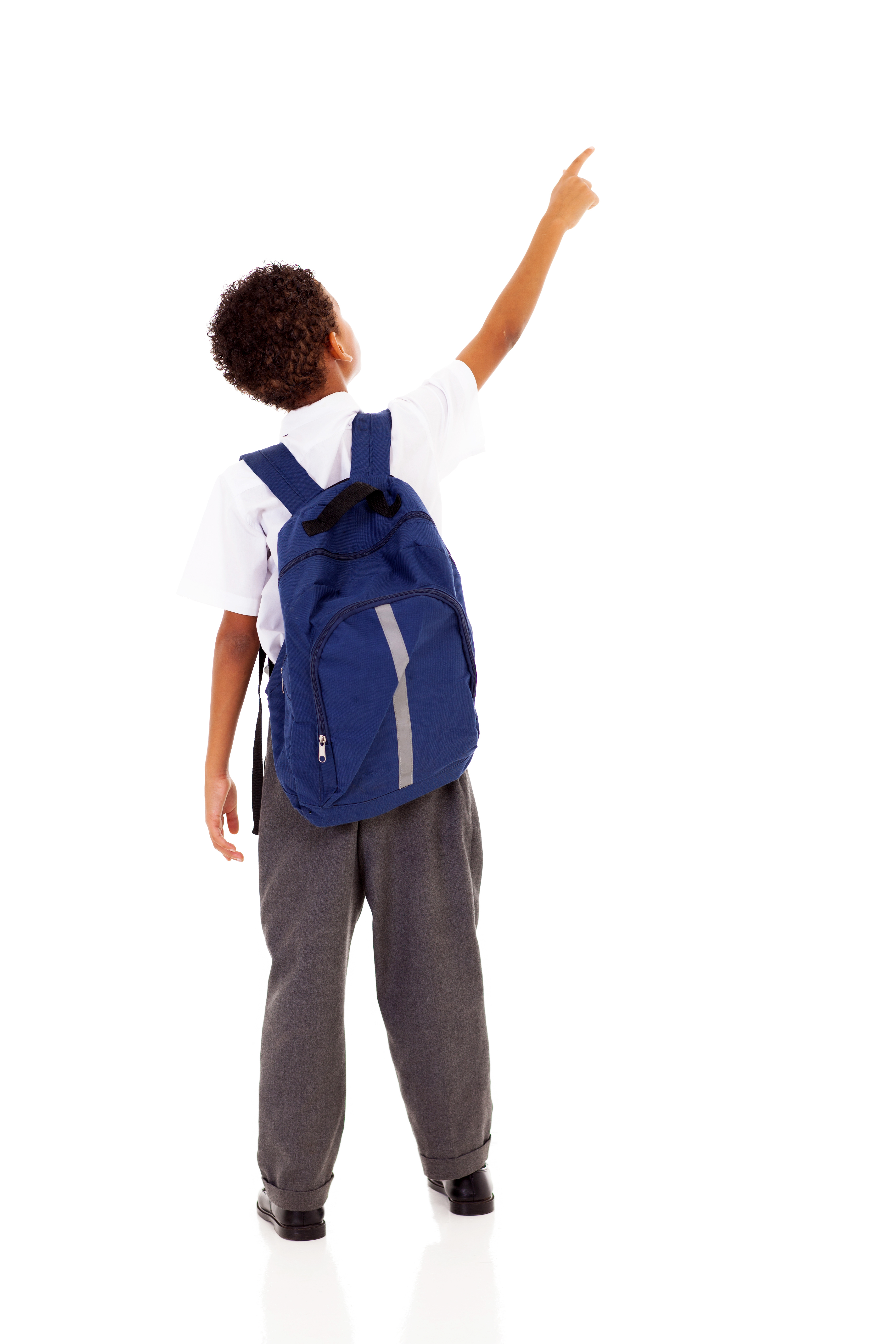 La imagen muestra a un niño de espaldas indicando un lugar