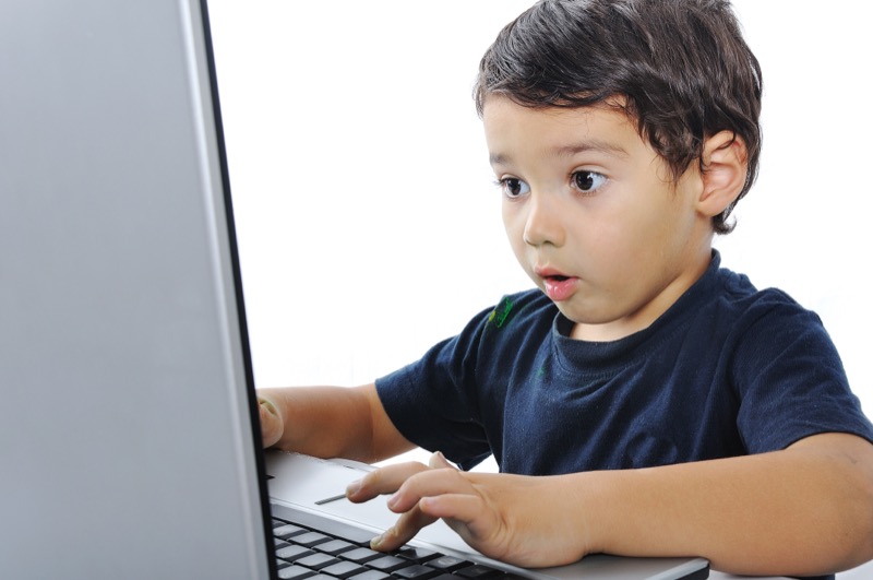 Experimentando con los sonidos La imagen muestra a un niño sorprendido observando algo en un notebook