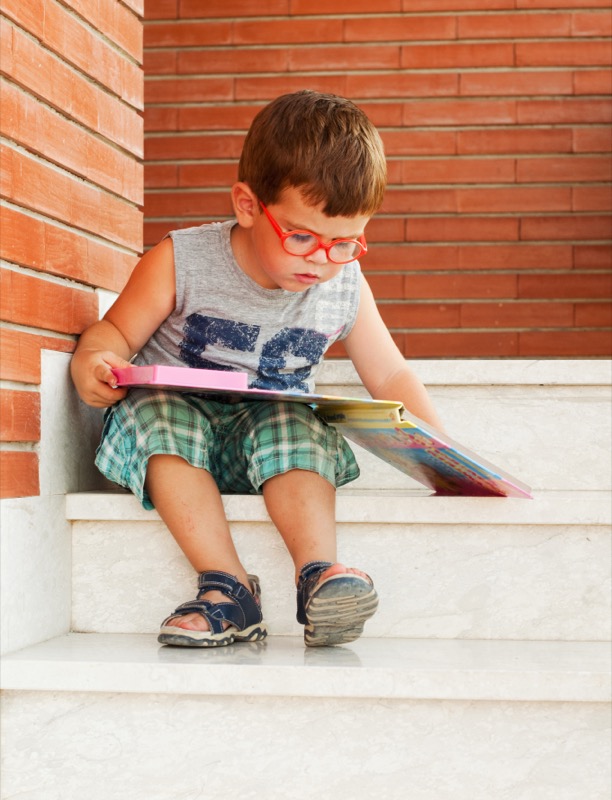 Pensamiento La imagen muestra a un niño observando un libro