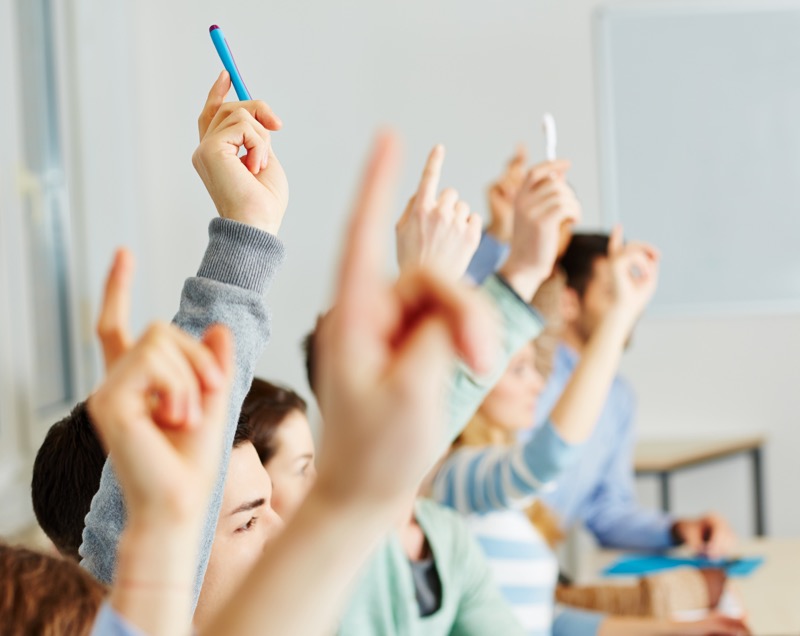 Probabilidad condicional La imagen muestra estudiantes levantando la mano