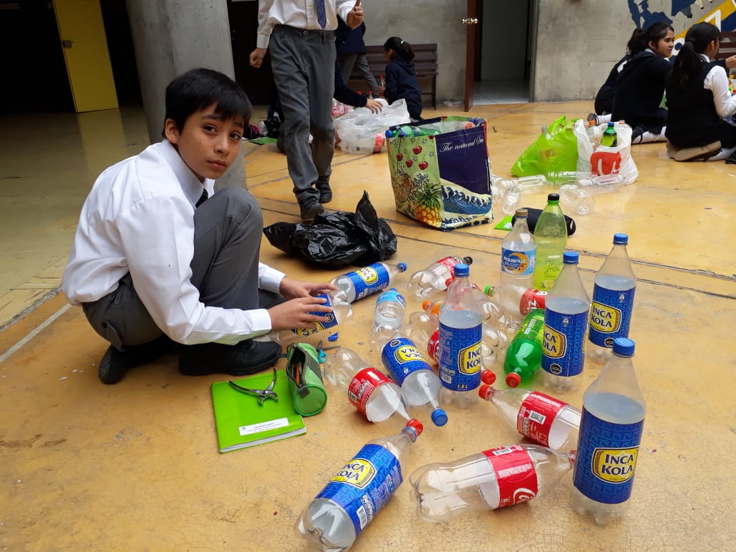 Reciclando botellas desechables.