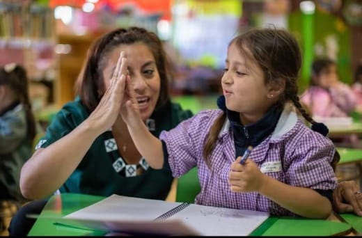 Alicia Figueroa junto a estudiante en una sala