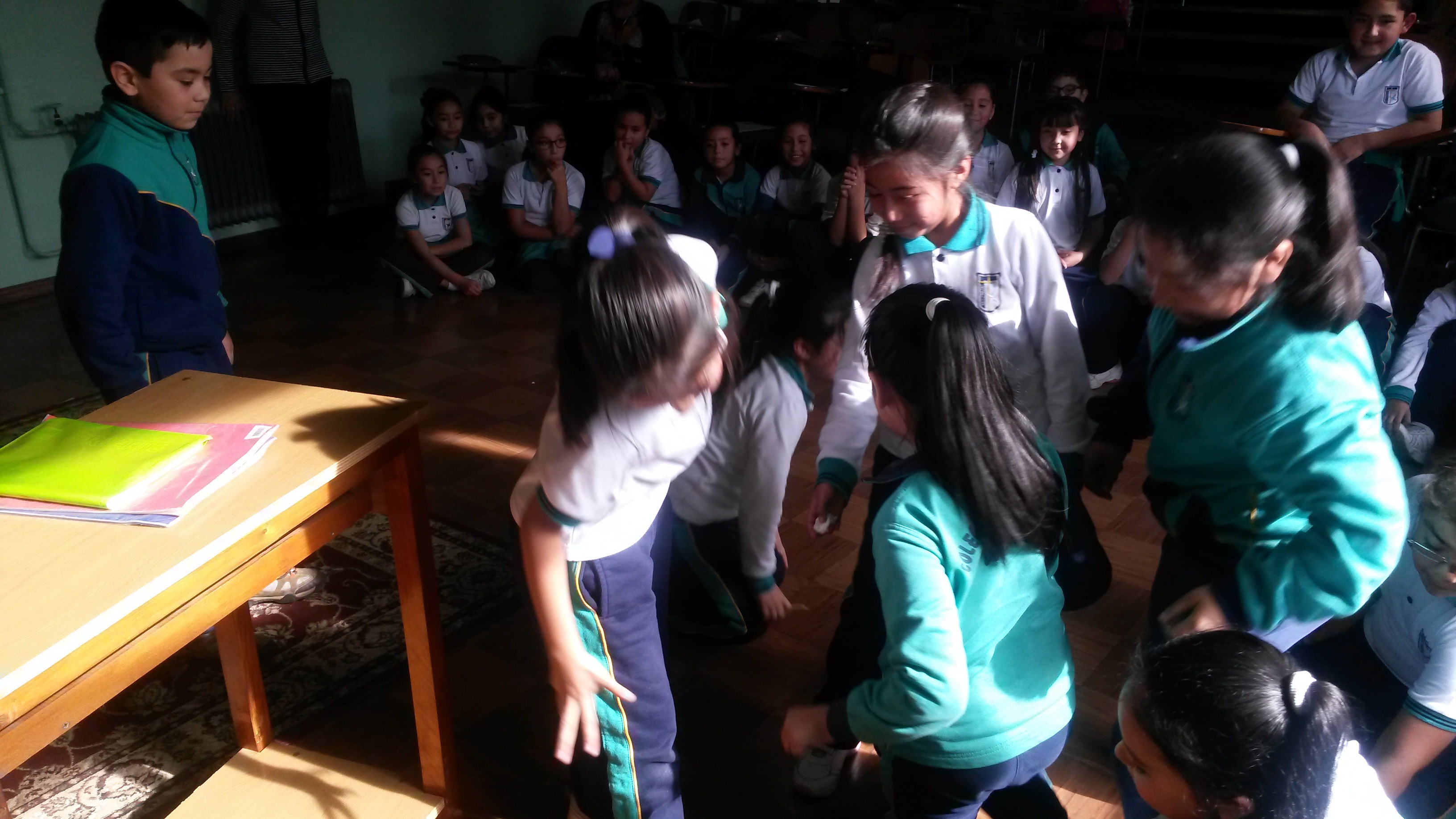soy solidario y servicial los niños están representando su historia elegida.