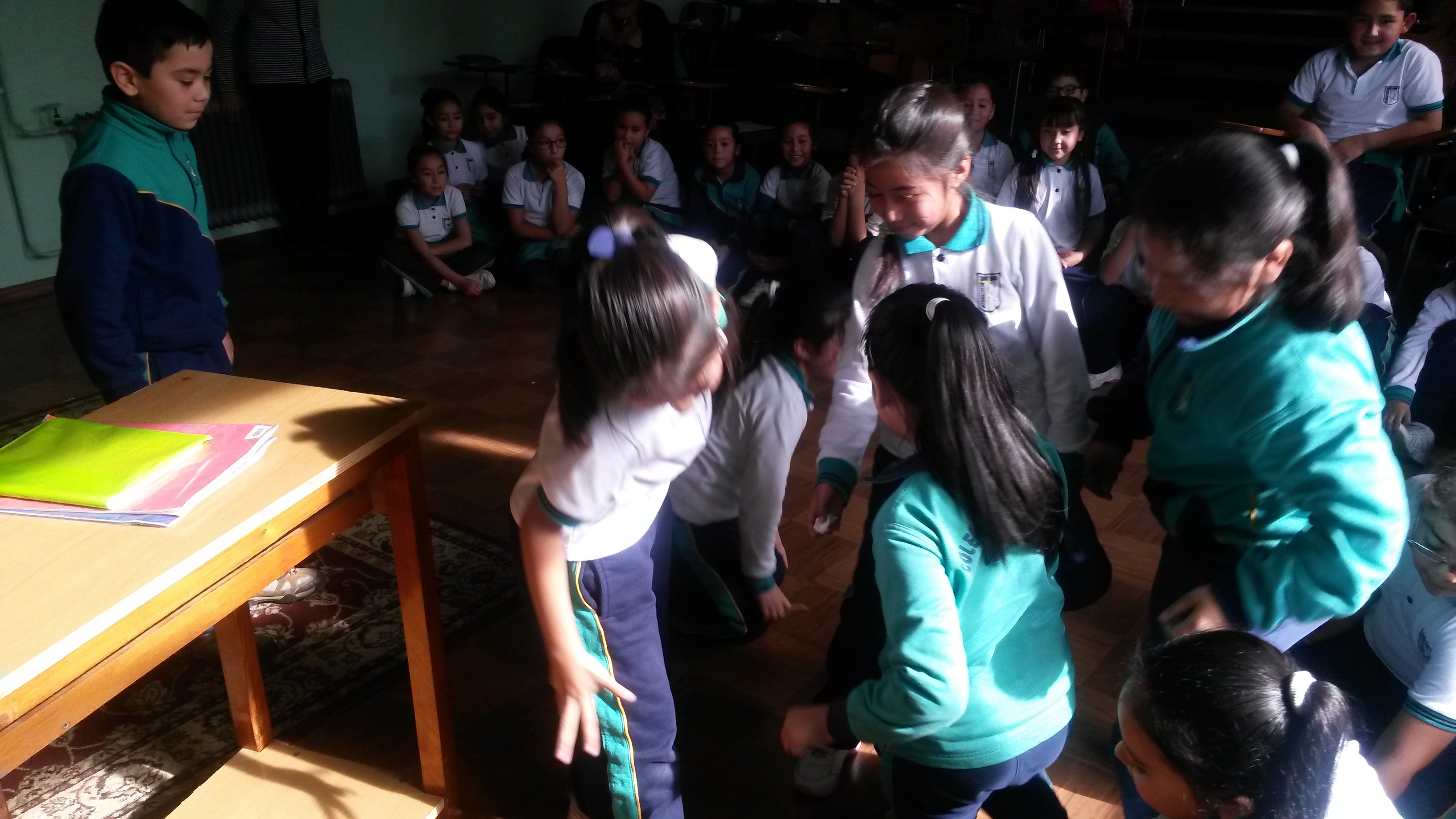 los niños están representando su historia elegida.