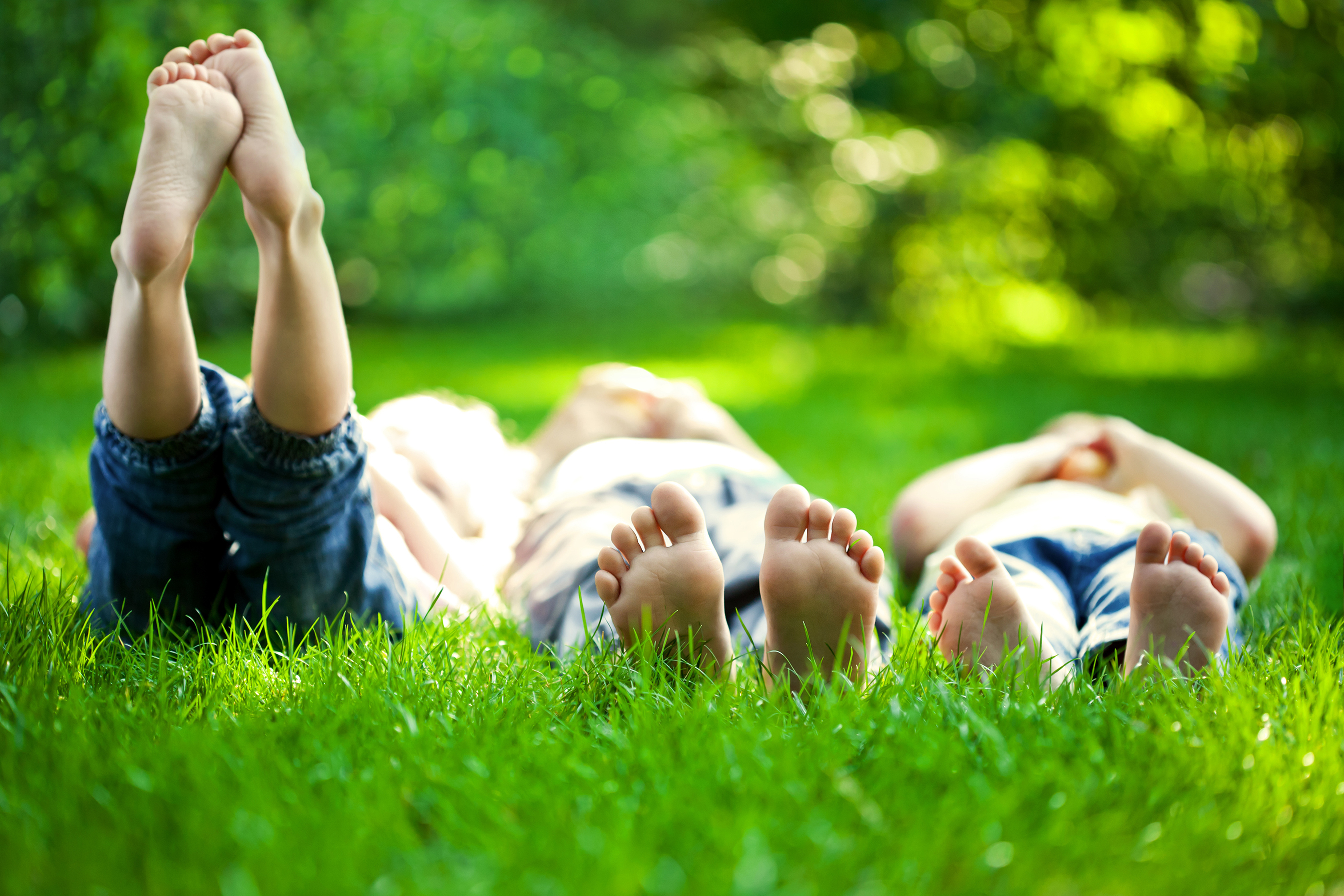 Nature play. Лето дети. Лежит на траве. Дети и природа. Радостные люди на природе.