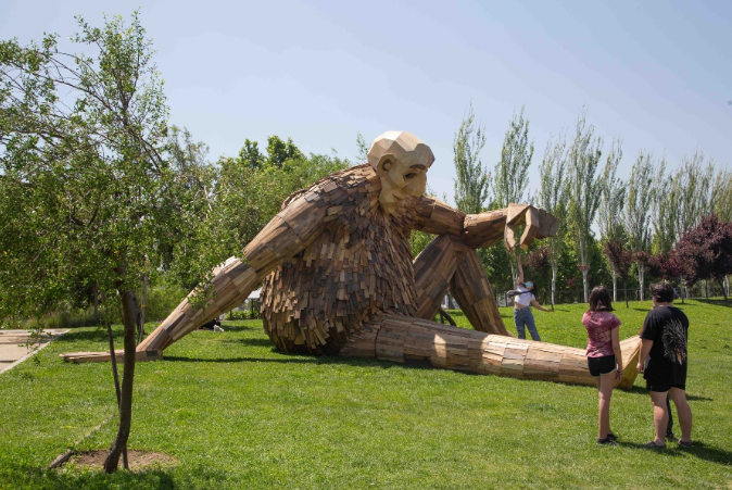 troll de madera gigante en Quinta normal