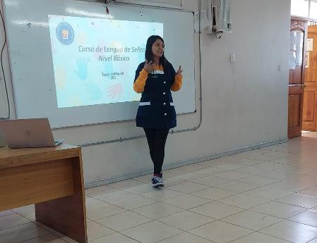 Evelyn Carvajal, coeducadora sorda, en el Centro de Educadores Sordos (CES) de Chile