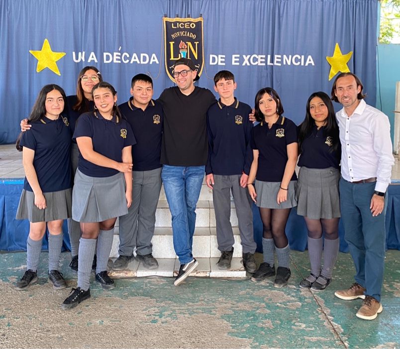 Estudiantes del Liceo Ciudad de Brasilia junto a su profesor jefe y el director Erick Caballeri