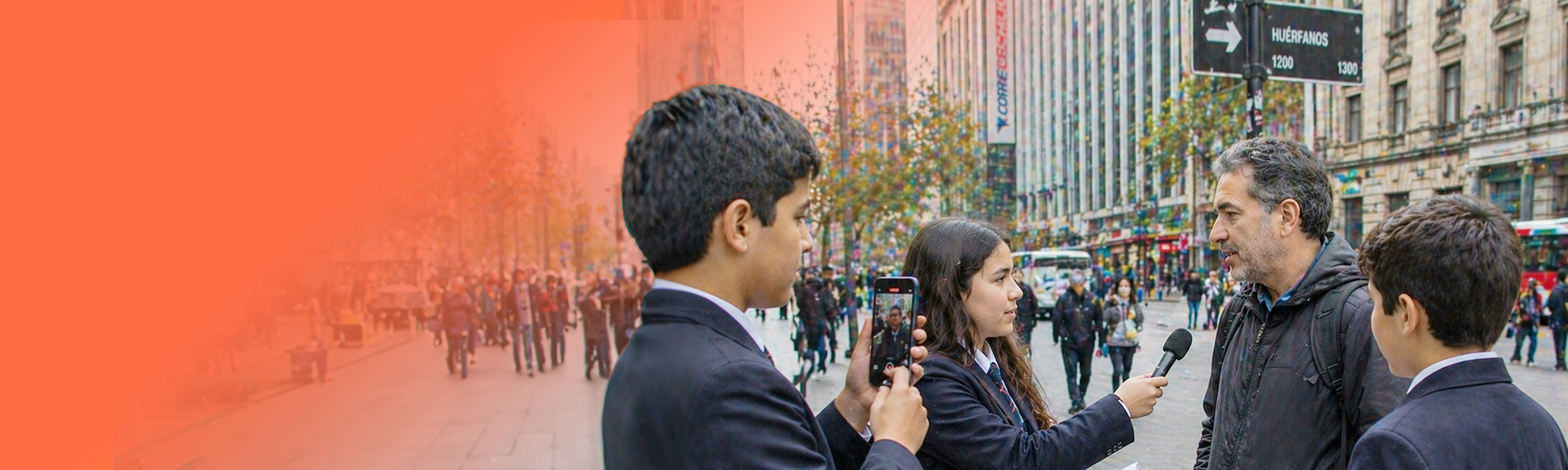 Fotografía de estudiantes reporteando en la ciudad.