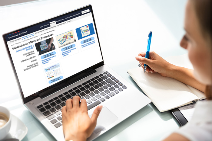 Fotografía de persona navegando el pagina web de orientaciones y recursos evaluativos.