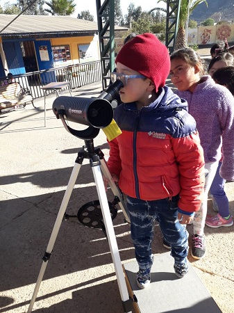 Estudiantes usando kit astronómico otorgado por el Gobierno Regional