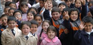 Imagen de varios alumnos de educación básica sonriendo.