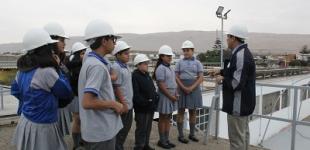 Liceo Pablo Neruda. Paneles Solares Profesor explicando los paneles solares a sus estudiantes.
