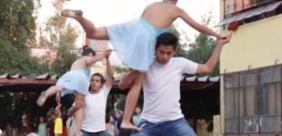 Estudiantes bailando en un festival de su escuela