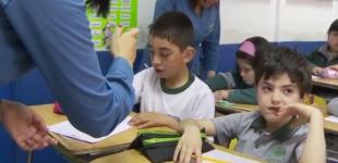 Profesora enseñando a niño con necesidades educativas especiales