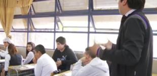 Profesor realizando una clase a sus estudiantes