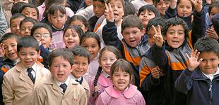 Estudiantes formados en el patio de una escuela.