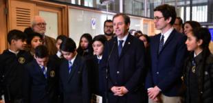 Fotografía del ministro de Educación, Gerardo Varela y estudiantes.