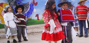 Pareja de estudiantes bailando cueca,