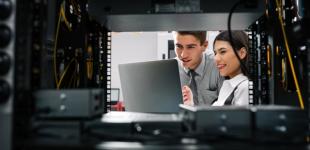 Imagen que muestra a dos jóvenes (hombre y mujer) en una data center