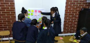 estudiantes trabajando colaborativamente