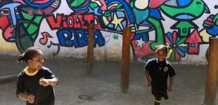 Estudiantes haitianas jugando en el patio de una escuela.