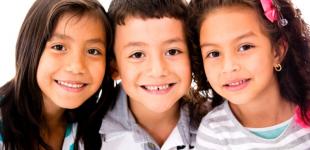 Tres niños sonriendo