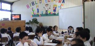 Estudiantes y profesora en sala de clases