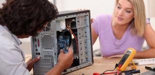 Estudiantes trabajando en un computador