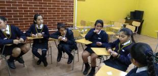 Niñas escolares sentadas en círculo con actitud de conversación