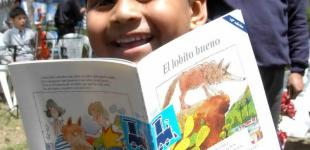 Niño leyendo un libro