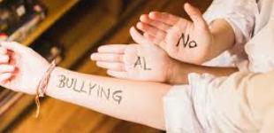 Manos y brazo escrito con "no más bullying