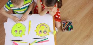 Niño y niña dibujando emociones