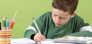 niño escribiendo con lápiz y papel
