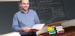 Profesor con libro en la mano