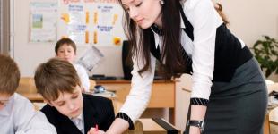 Niños y profesora en sala de clases