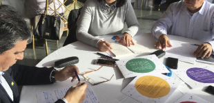 Directivo y profesores participando en un proceso de planificación curricular