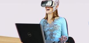 Mujer frente a computador usando lentes de realidad virtual