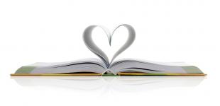 La imagen muestra un libro que forma un corazón con sus páginas centrales