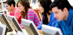 La imagen muestra jóvenes frente a computadores realizando actividades