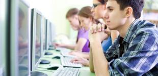 La imagen muestra a jóvenes realizando actividades en computadoras
