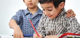 La imagen muestra a dos niños realizando actividades con útiles