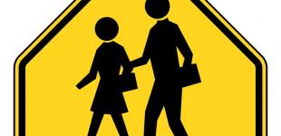 señal de transito amarilla de escuela con dos escolares