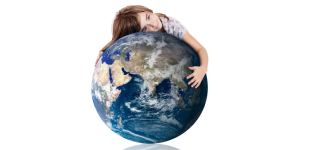 niña abrazando el planeta Tierra